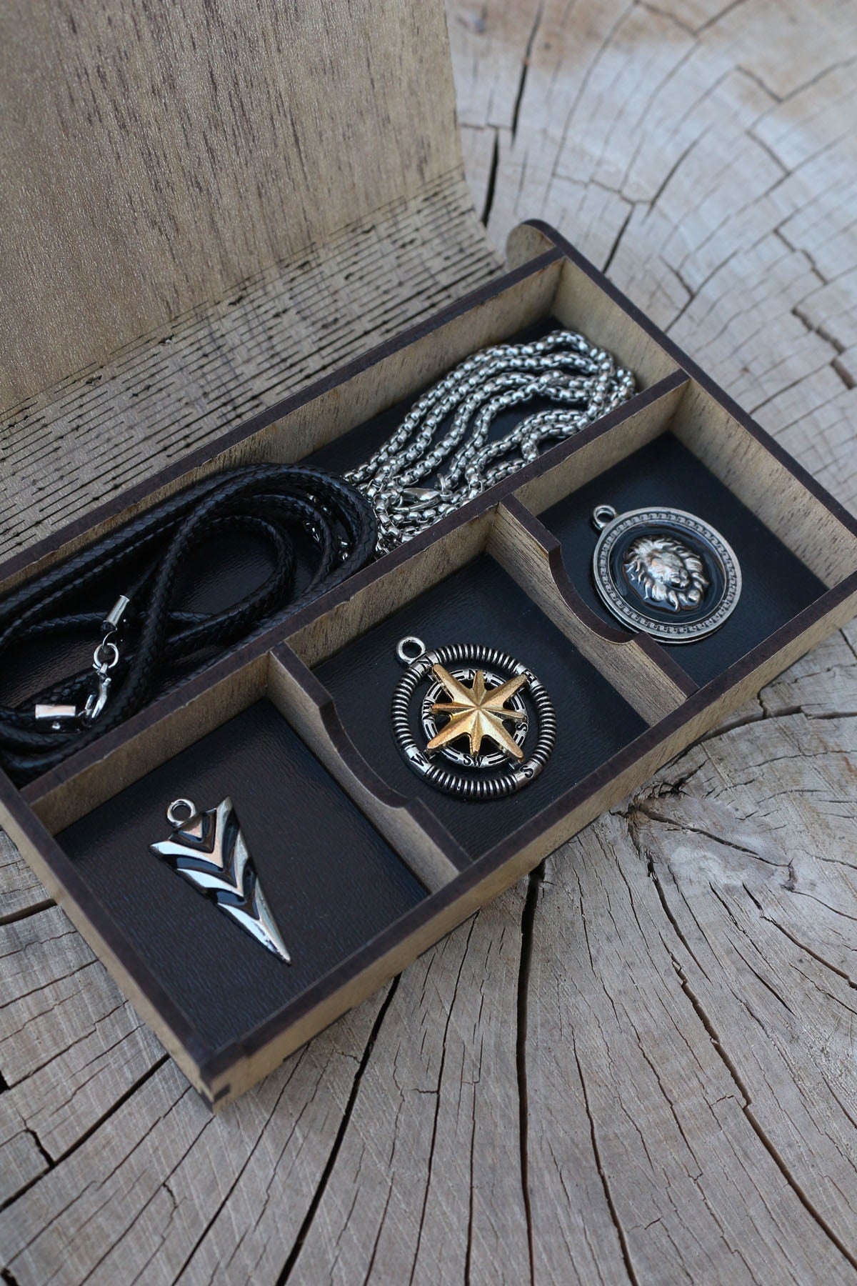 Necklace Set Wooden Special Gift Boxed Triagle Arrow, Pole Compass And Lion Imprint Rope And Chain