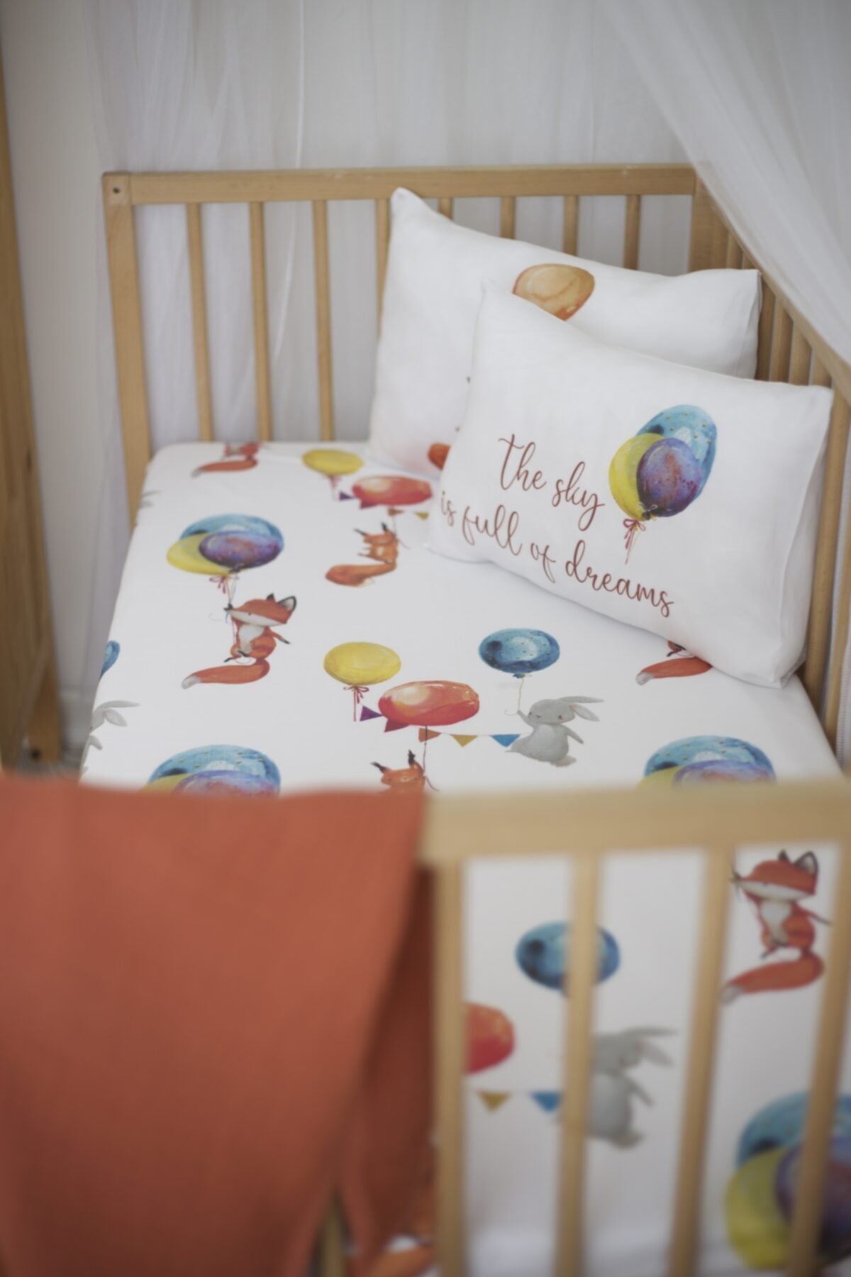 ORGANIC MUSLIN PICTURE AND COTTON SATIN BABY BEDDING - FOX AND BALLOON THEMED