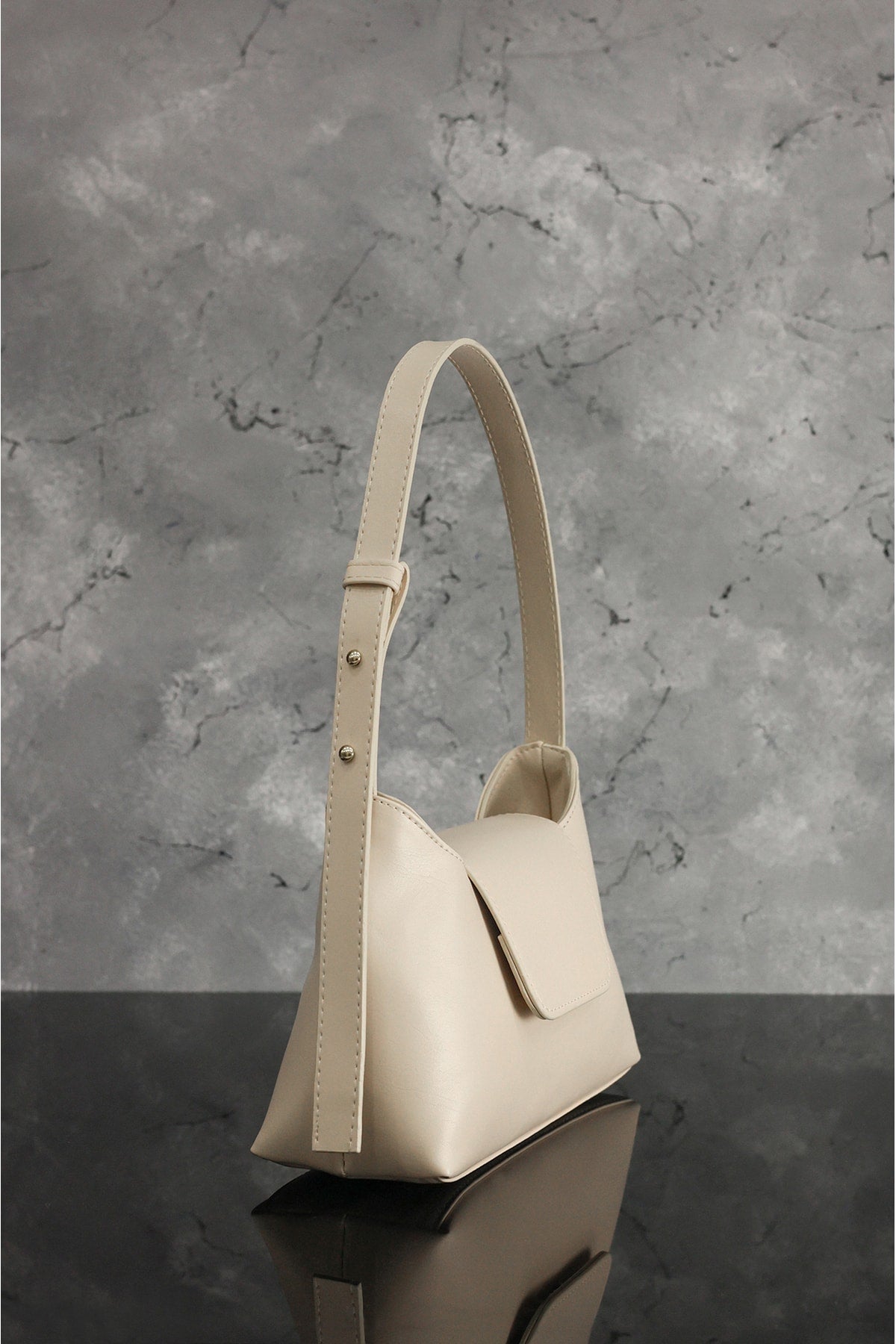 Women's Cream Adjustable Strap Clamshell Zipper And Lined Bag