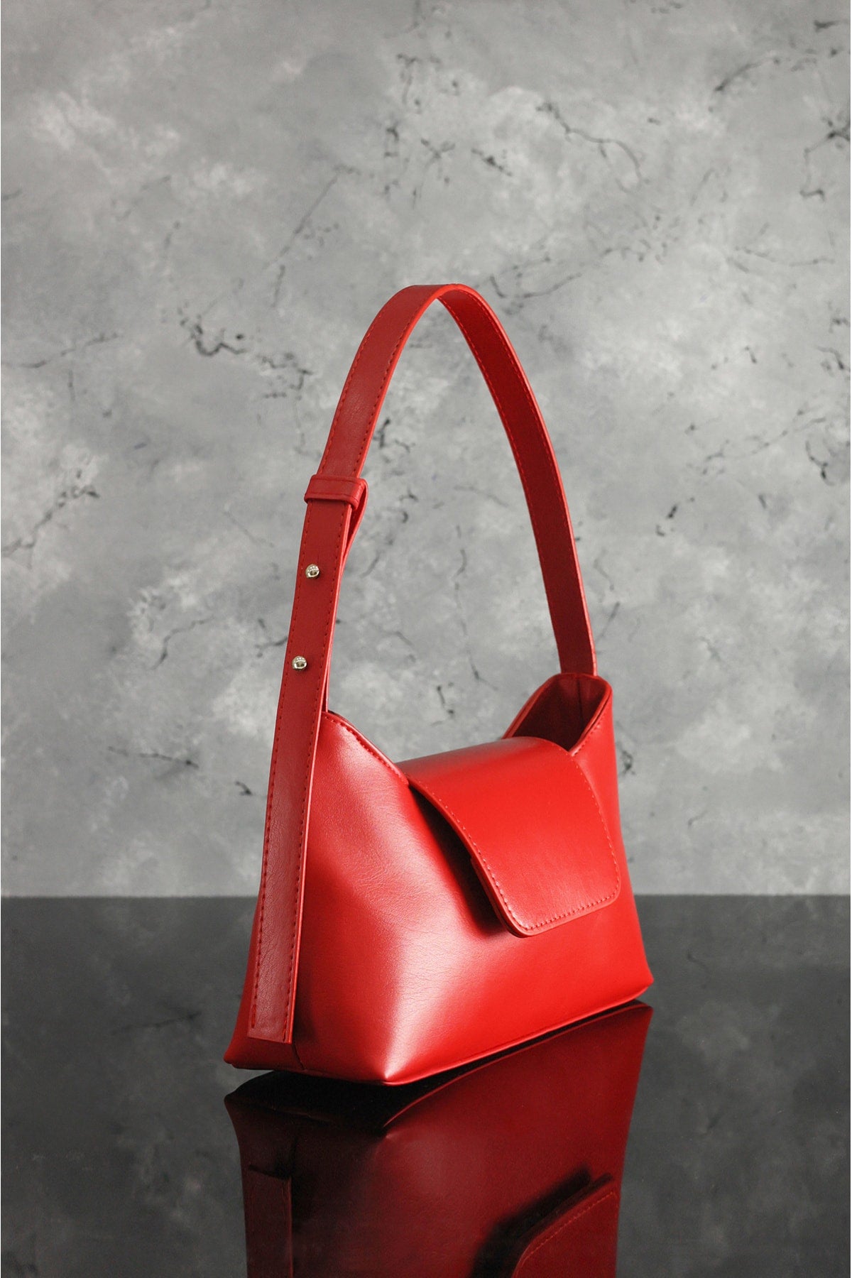 Women's Red Adjustable Strap Clamshell Zipper And Lined Bag