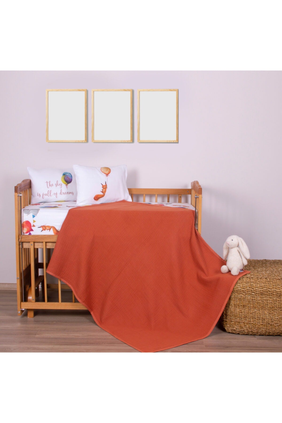 ORGANIC MUSLIN PICTURE AND COTTON SATIN BABY BEDDING - FOX AND BALLOON THEMED