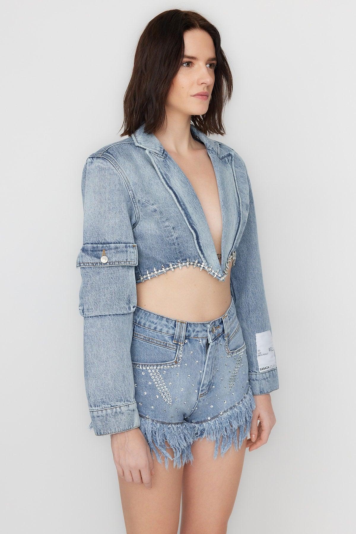 X Sagaza Studio Blue Stone Accessory Detailed Crop Denim Jacket TCLSS23CE00004 - Swordslife